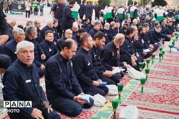 آیین لاله‌گردانی در شام غریبان امام رضا(ع)