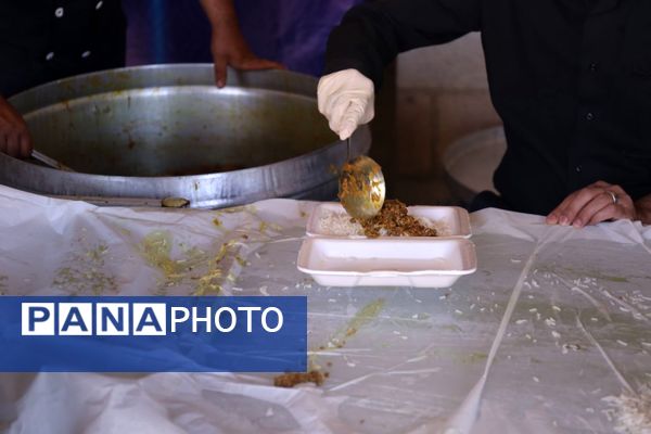  پخش 8600 غذای گرم با همت مرکز نیکوکاری شهید مهدی باکری و موسسه نذرواره در تبریز