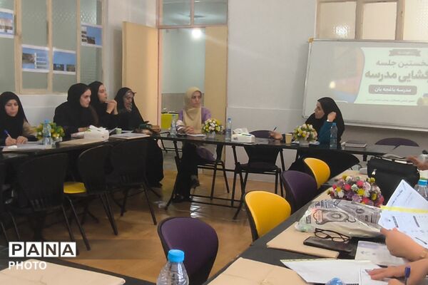 قاب‌های شهدای میناب بر درِ کلاس‌ها؛ عهد معلمان مدرسه باغچه‌بان در آغاز سال تحصیلی