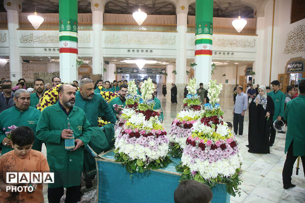 گل آرایی ضریح مطهر حضرت معصومه(س) در شب میلاد امام رضا(ع)