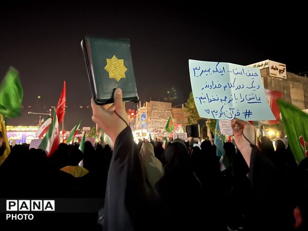قرائت دعای توسل در هفتاد و سومین شب تجمع مردمی در ساوجبلاغ 