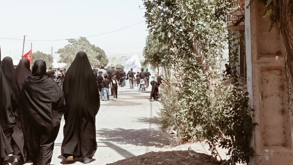 بازماندگان اربعین شهر نسر با راهپیمایی باشکوه یاد شهدای کربلا را گرامی داشتند