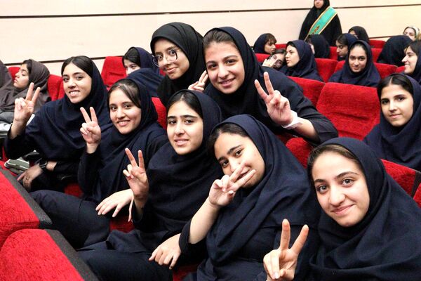 برگزاری جشن روز دختر با همکاری کانون خدمت رضوی و نهادهای آموزشی در منطقه 14 تهران 
