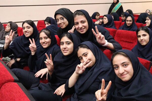 برگزاری جشن روز دختر با همکاری کانون خدمت رضوی و نهادهای آموزشی در منطقه 14 تهران 