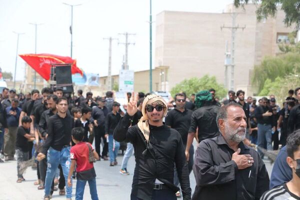 دسته‌روی عزاداران شهرستان بندرخمیر در آیین تاسوعای حسینی