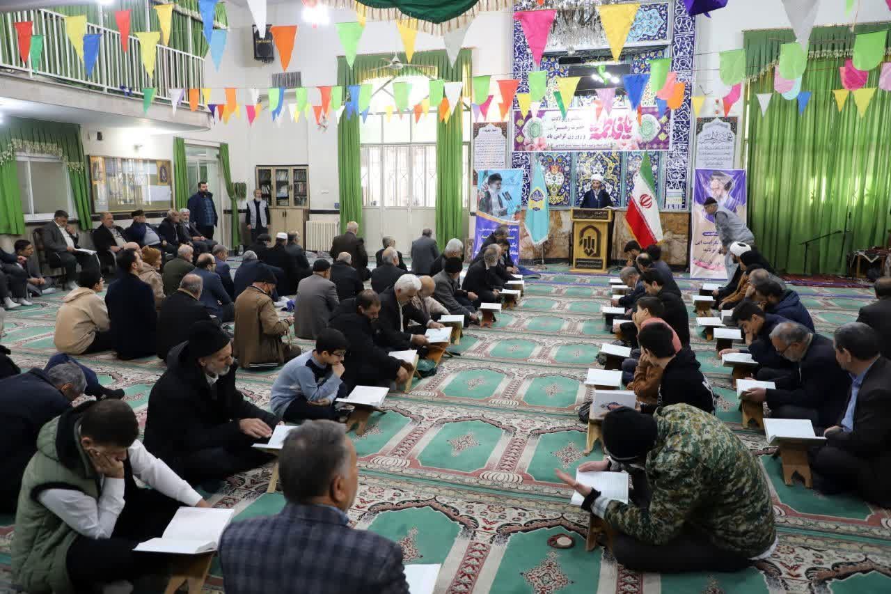 نهج‌البلاغه‌خوانی نماز‌گزاران کمالشهر پیش از خطبه‌های نماز 