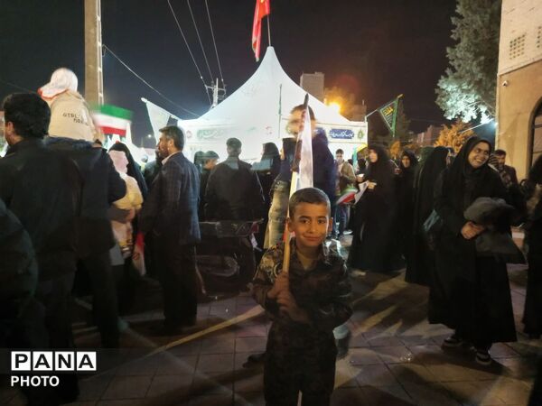 بلوار فضل، صحنه عشق و ارادت ملت به رهبر در شبی دیگر