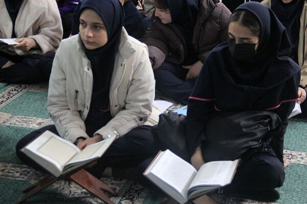 افتتاحیه محفل انس با قرآن‌کریم در دبیرستان جوادالائمه بهارستان‌دو