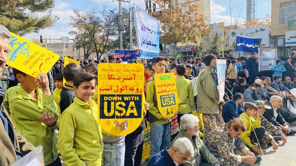 همبستگی نسل امروز با آرمان‌های انقلاب در راهپیمایی ۱۳ آبان باخرز