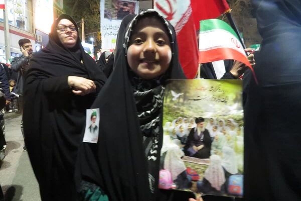 چهل روز از شهادت رهبرمان گذشت اما مردممان همچنان در میدانند
