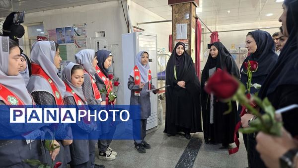 تجلیل دانش‌آموزان پیشتازان دبستان «دانش و هنر» نظرآباد از پرستاران بیمارستان امام حسن(ع) 