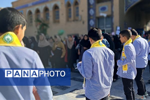 پیشوا یکپارچه علیه استکبار؛ 