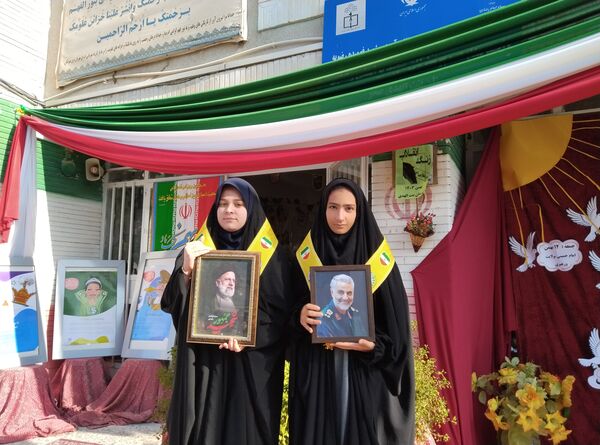 نواختن زنگ انقلاب در دبیرستان بنت‌الهدی صدر رضویه