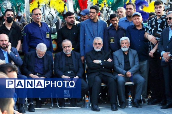 نخستین سالگرد خادم‌الرضا (علیه‌السلام) شهید آیت‌الله سید ابراهیم رئیسی در عرصه میدان شهدا مشهد 