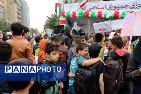 حضور بی‌نظیر دانش‌آموزان پایتخت در یوم الله 13 آبان