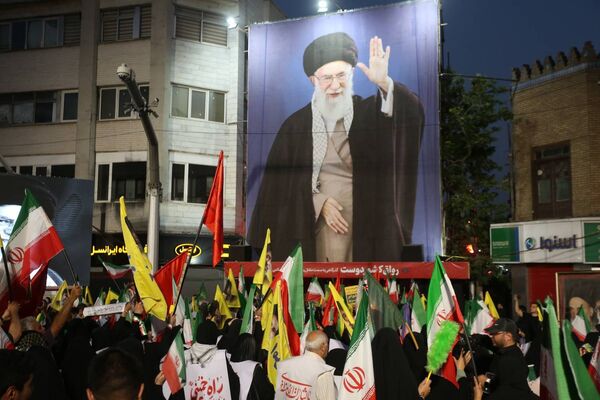 مراسم تجدید بیعت کفن پوشان ورامین با رهبر معظم انقلاب در میدان فلسطین و رواق کشوردوست