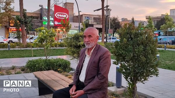سالمندان در تجمعات حماسی نجف‌آباد؛ روایتگر تجربه‌های زندگی