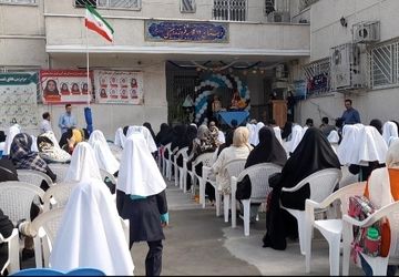 نواخته شدن زنگ مدرسه برای کلاس اولی ها در مدرسه فروزنده مقیمی بابل