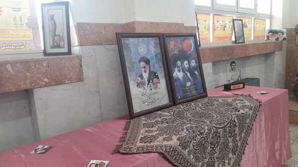نمایشگاه «مدرسه انقلاب» در دبیرستان فاطمه پزشکی ناحیه ۴ کرج