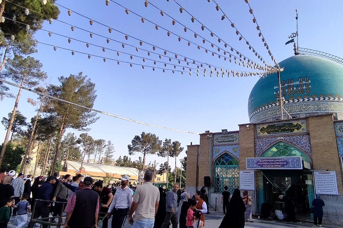 مراسم پرفیض روز عرفه در امامزاده عمادالدین رباط‌کریم با حضور پرشور زائران برگزار شد