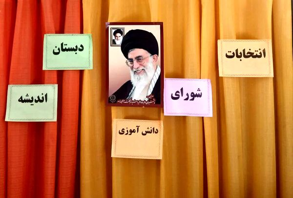 انگشت‌های رنگین دختران دبستان اندیشه روی برگه‌های رأی انتخابات شورای دانش‌آموزی