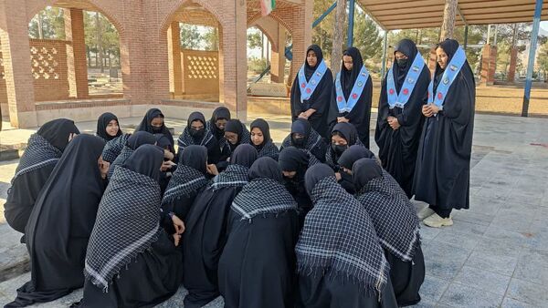 آغاز هفته بسیج دانش‌آموزی با غبارروبی مزار شهدای جوادالائمه توسط مسئولان و دانش‌آموزان بسیجی