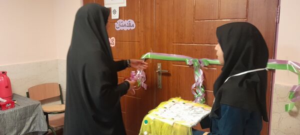 افتتاحیه نمایشگاه پژوهشی و فناورانه دبیران و دانش‌آموزان شهرستان ملارد در دبیرستان فرزانگان استعداد درخشان