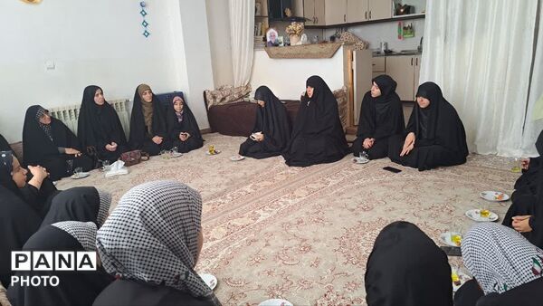دیدار دانش‌آموزان شهر کهک با خانواده خلبان شهید «مجید دلیریان»