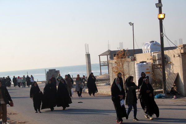 پیاده‌روی خانوادگی در روستای هلیله شهرستان بوشهر 