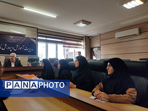 اهدای حکم دانش‌آموزان شورای دانش‌آموزی ناحیه 2