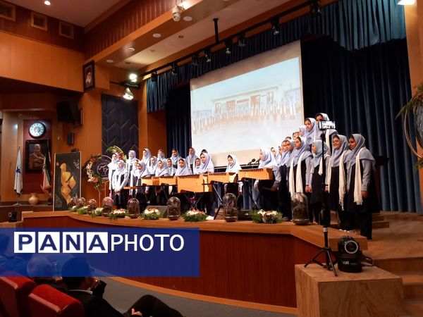 نواختن زنگ سپاس در فرهنگسرای آریو مصلی نژاد 