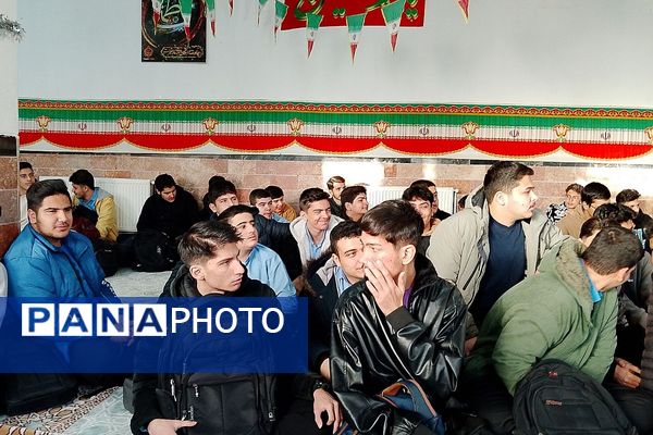 هنرنمایی دانش‌آموزان ناحیه دو شهرری در جشن انقلاب 