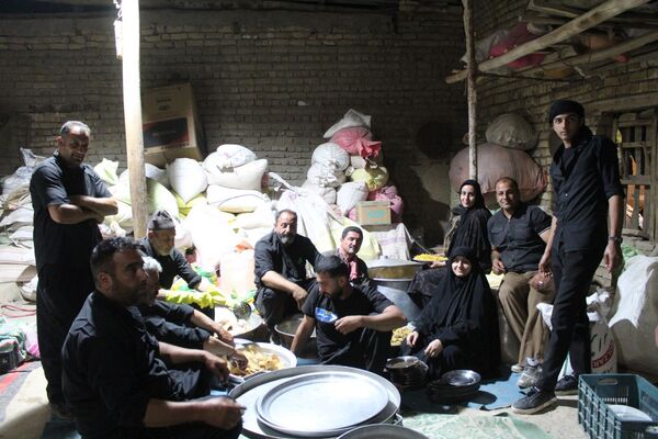 آماده‌سازی هلیم عاشورا در روستای اسحاق آباد نیشابور 