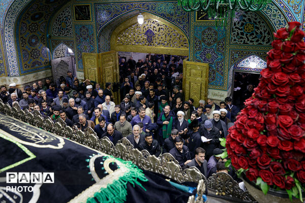 سوگ و حزن اعلام شهادت رهبر معظم انقلاب در حرم مطهر رضوی-۱