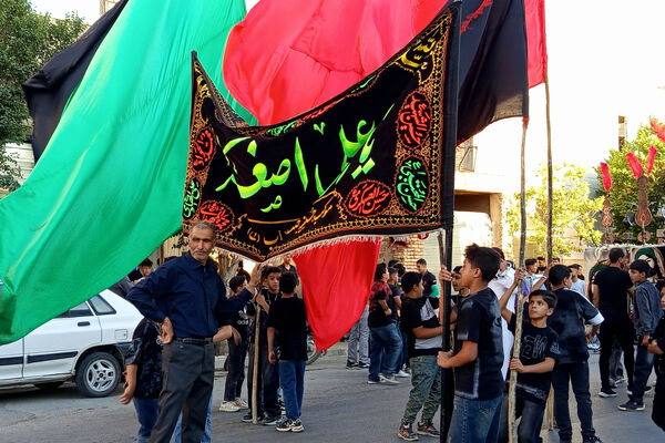 استقبال از ماه محرم با آیین سنتی چاووش‌خوانی در شهر بهمن