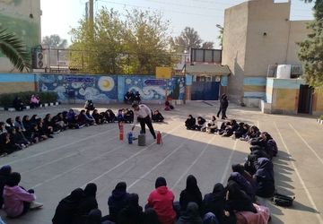 دانش‌آموزان هنرستان کارآفرین مهارت‌های آتش‌نشانی را تجربه کردند