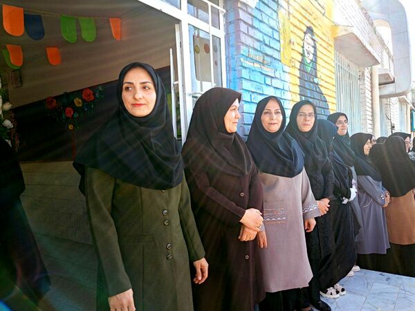 آیین نواخته زنگ آغاز سال تحصیلی در دبستان دخترانه سمیه