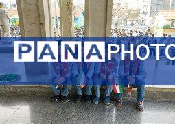 نواختن زنگ انقلاب در دبستان امام حسن (ع) مصلی نژاد ناحیه دو 