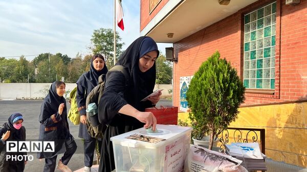 مراسم جشن عاطفه‌ها دبیرستان تیمسار فلاحی  ناحیه 1کرج 