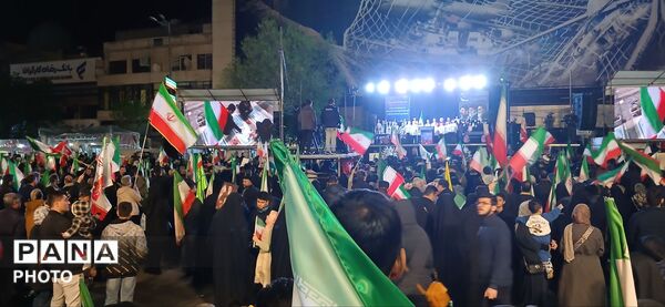 تجمع شهروندان در چهلم کودکان میناب کنار دیوارنگاره میدان انقلاب