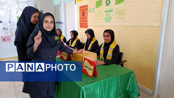آیین برگزاری انتخابات شورای دانش آموزی در دبیرستان فرزانگان