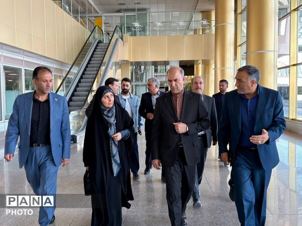 بازدید وزیر راه و شهرسازی از روند خدمات‌رسانی به زائران امام رضا(ع) در فرودگاه مشهد