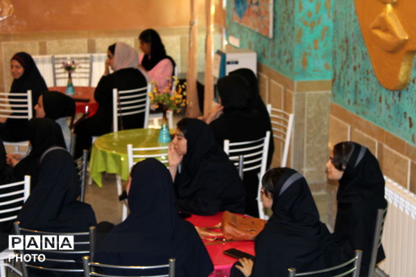 تجلیل از خبرنگاران پانادر کافه دخترانه کانون امام خمینی (ره)