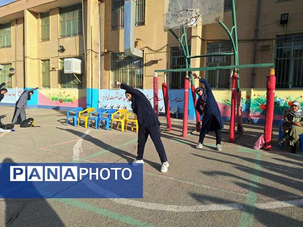 مسابقات ورزشی و اهدای جوایز به ورزشکاران مدال آور در دبیرستان شهید بابایی