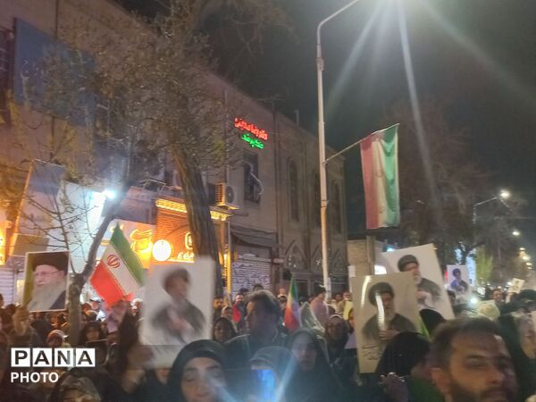 حضور خودجوش مردم نیشابور در خیابان های این شهر