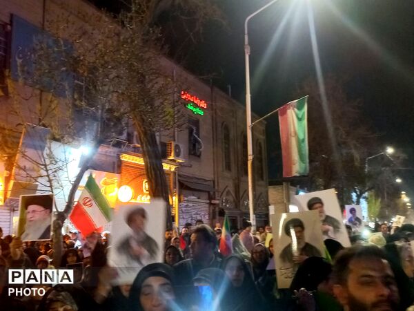 حضور خودجوش مردم نیشابور در خیابان های این شهر