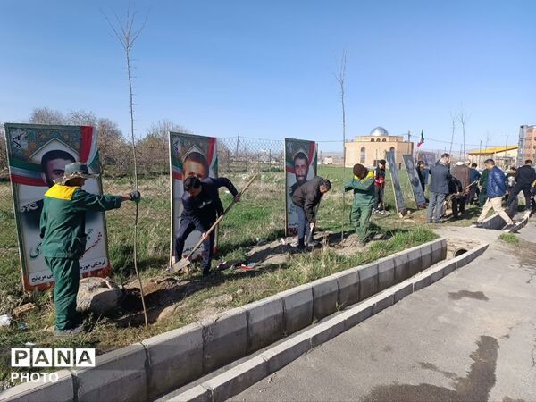 کاشت نهال امید در مریانج؛ ادای احترام به امام شهید و شهدای میناب