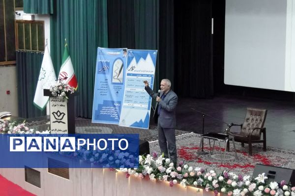 برگزاری دوره آموزشی تربیتی جهت توانمند سازی معلمان مدارس منطقه ۱۰