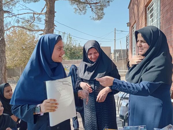 تقدیر از دانش آموزان منتخب هفته بهداشت روان در دبیرستان مادرمهربان خلیل آباد