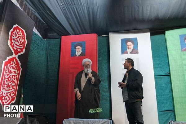 برپایی نماز استغاثه به امام زمان (عج) در میدان نماز شهرری 